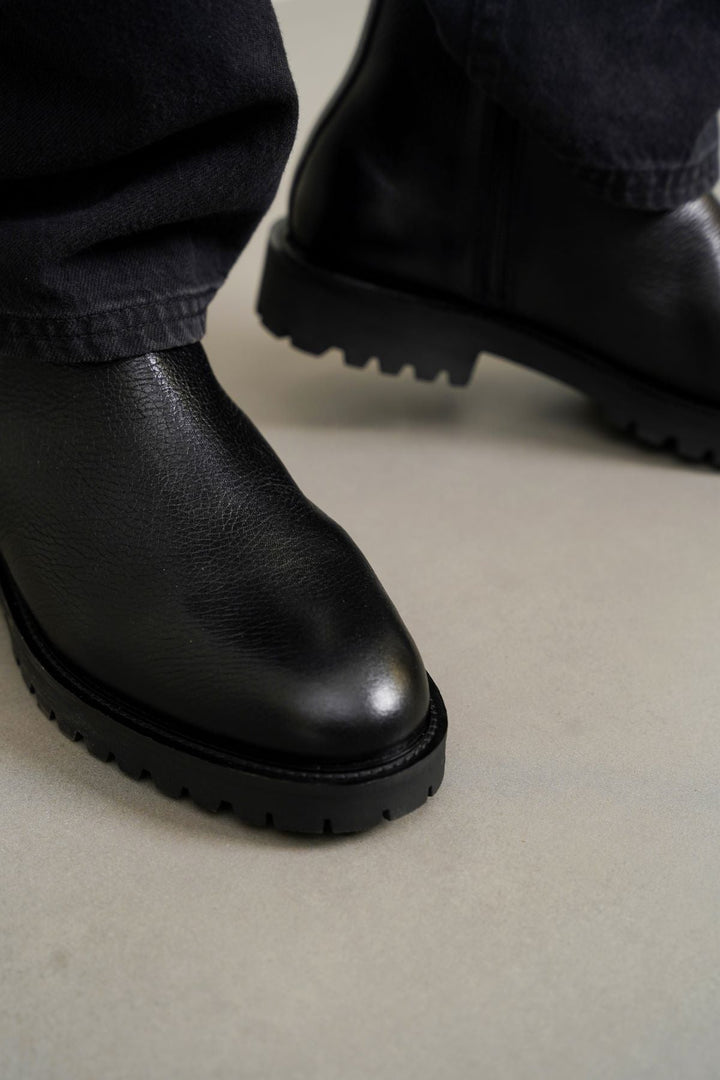 BLACK TEXTURED LEATHER CHELSEAS