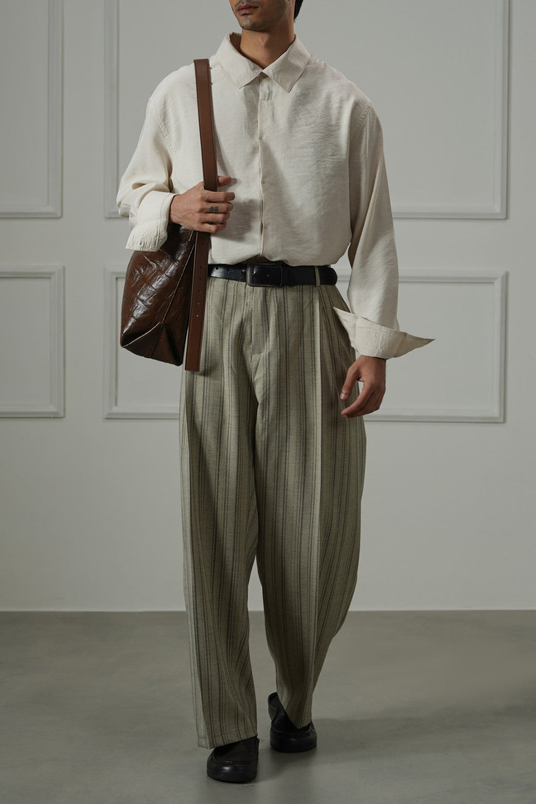 BEIGE BAGGY PLEATED PANTS