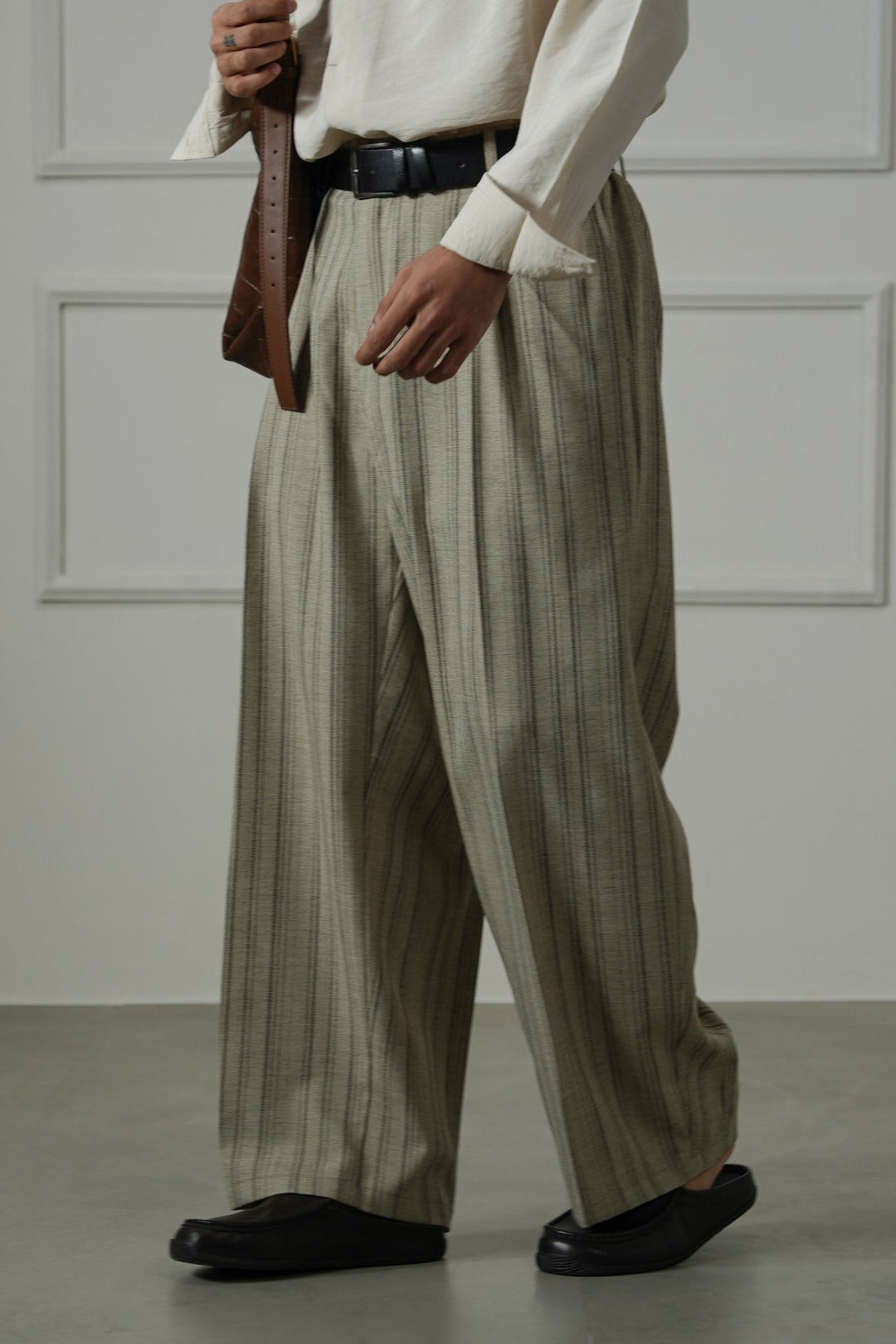 BEIGE BAGGY PLEATED PANTS