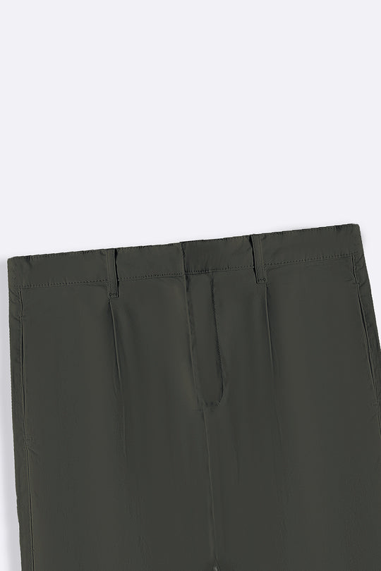 PLEATED CHINOS