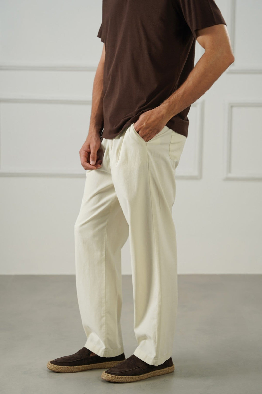 WHITE EASY PLEATED PANTS