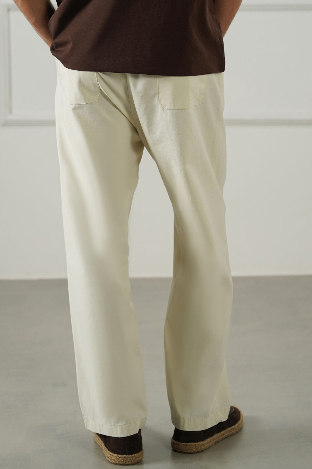 WHITE EASY PLEATED PANTS