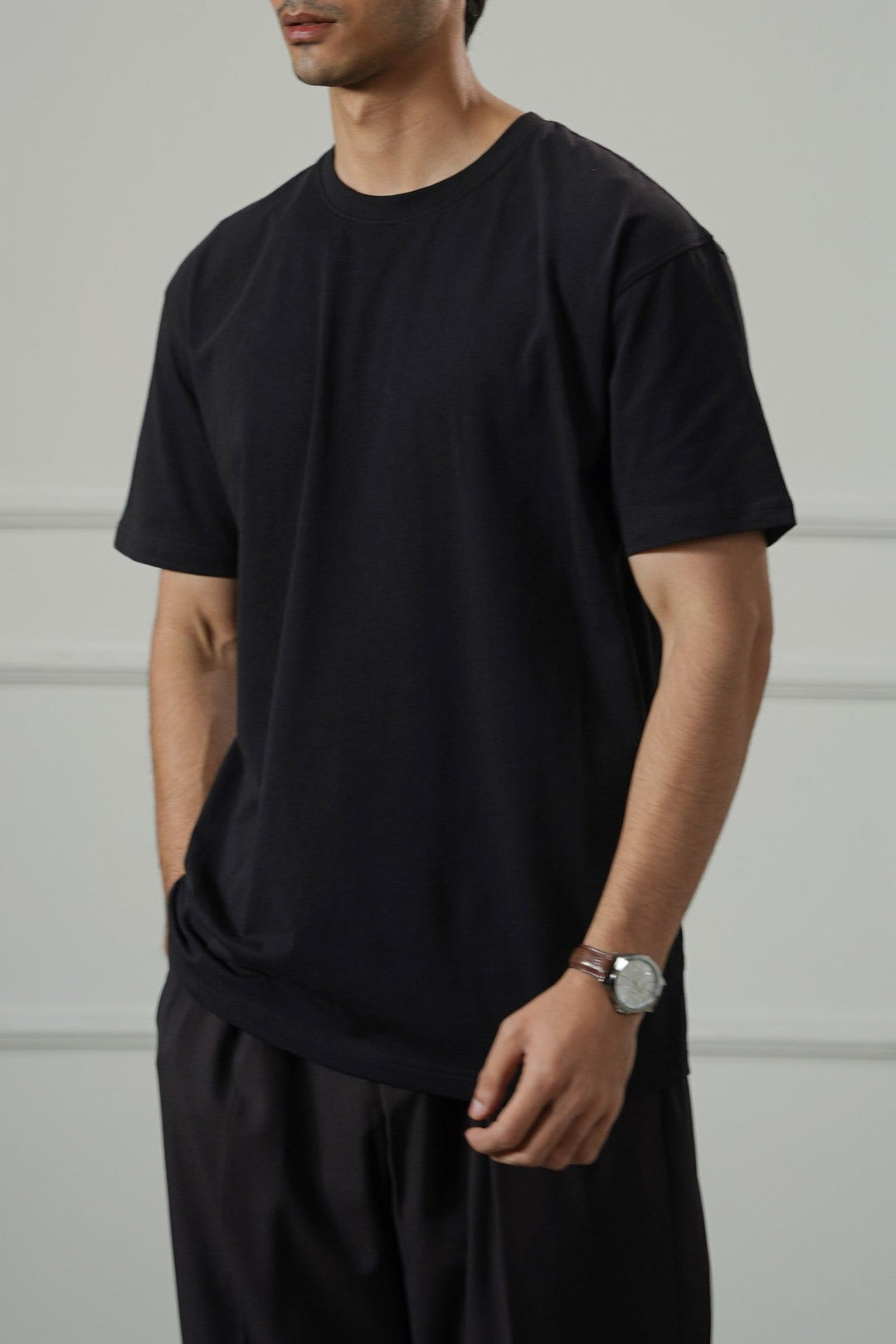 BLACK ESSENTIAL CREW NECK TEE
