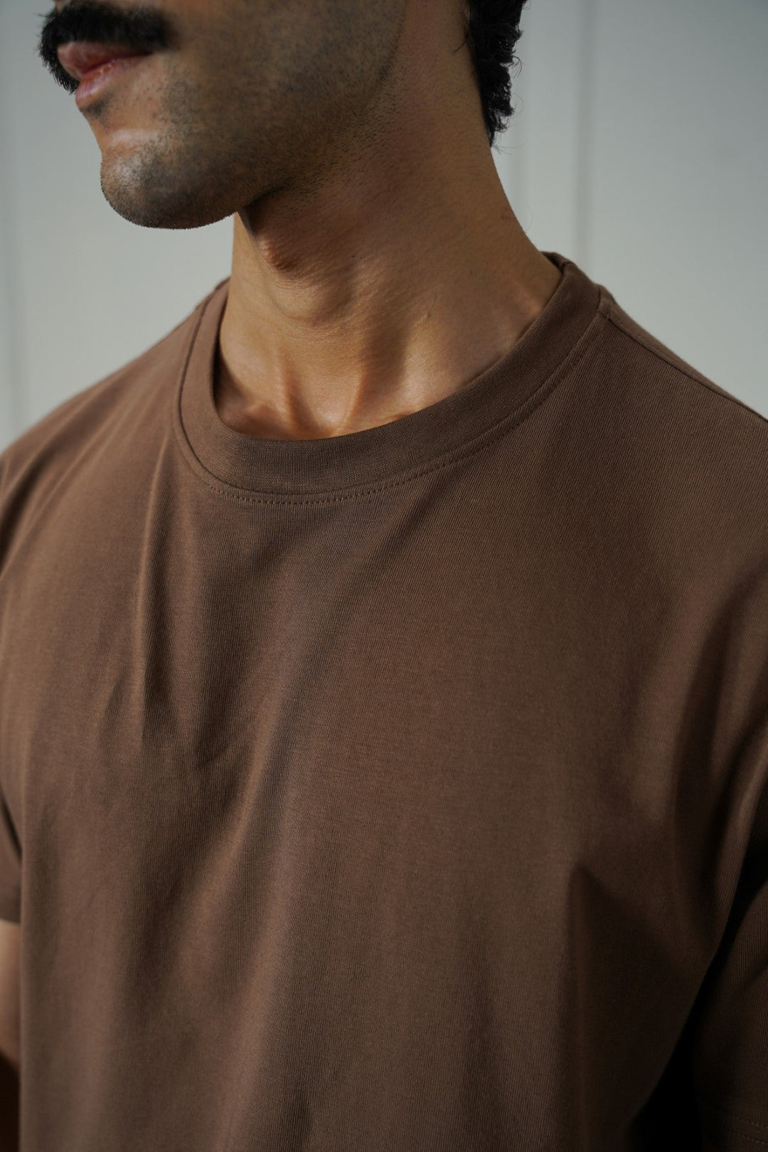 BROWN ESSENTIAL CREW NECK TEE