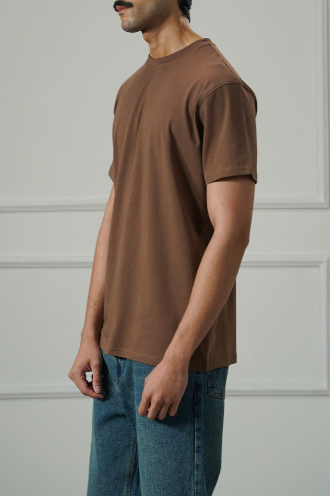 BROWN ESSENTIAL CREW NECK TEE