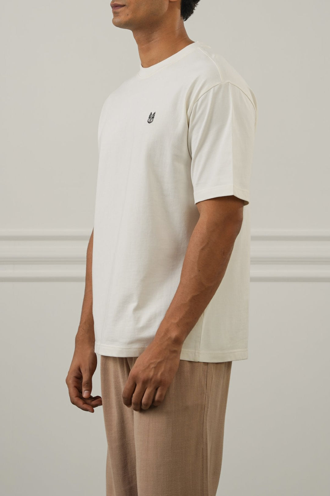 WHITE EMBROIDERED LOGO TEE