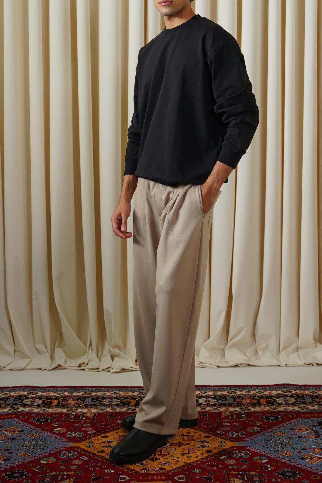 BLACK CLASSIC SWEATSHIRT