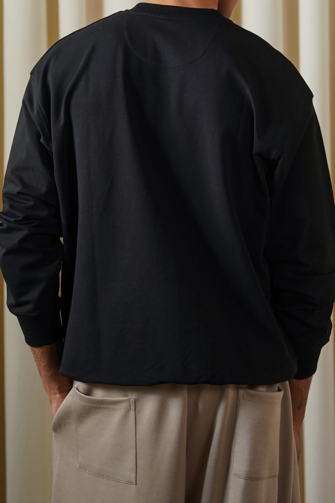 BLACK CLASSIC SWEATSHIRT