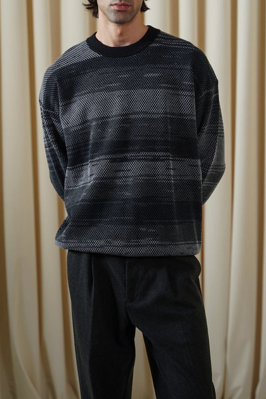 GREY BLACK GRADIENT KNIT SWEATER