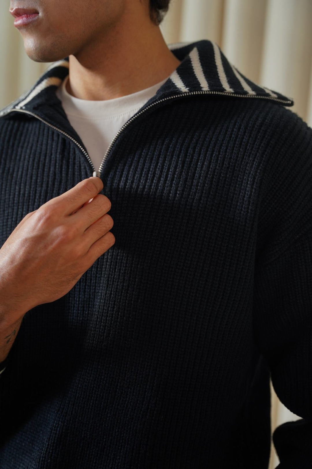 BLACK WHITE EASY MOCK-NECK PULLOVER