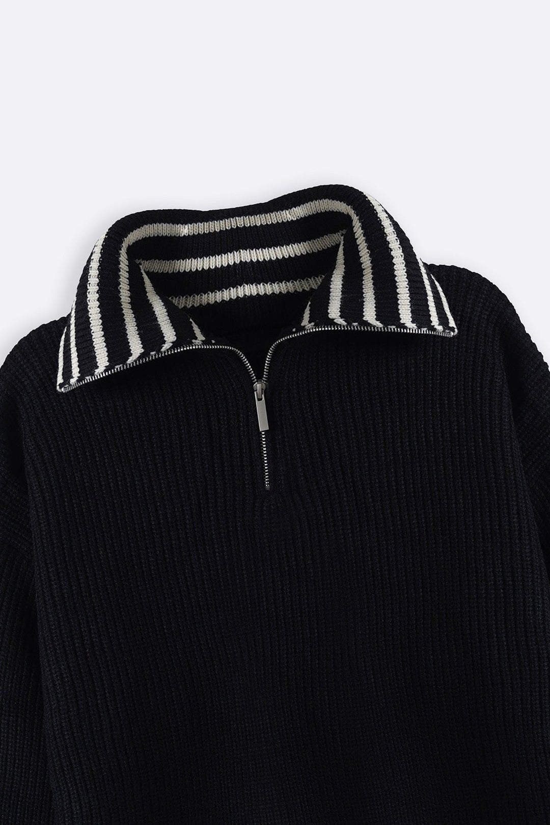 BLACK WHITE EASY MOCK-NECK PULLOVER