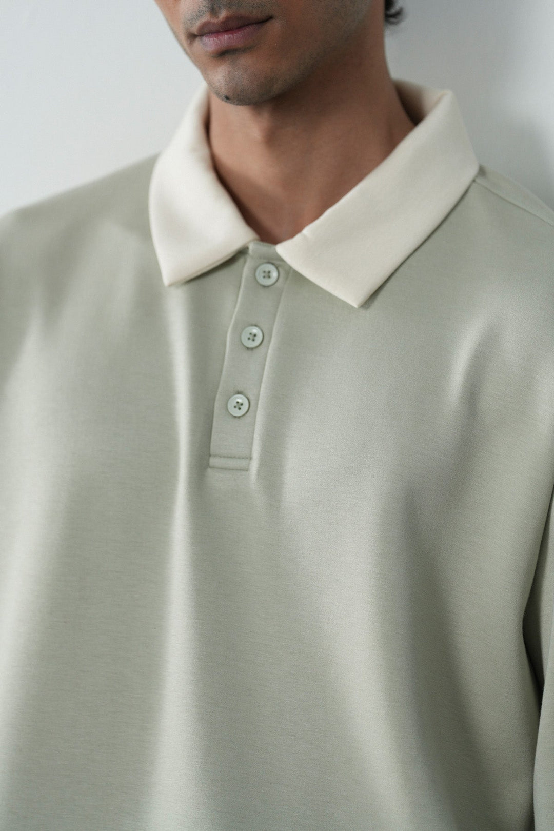 CONTRASTING COLLAR BASIC SHIRT