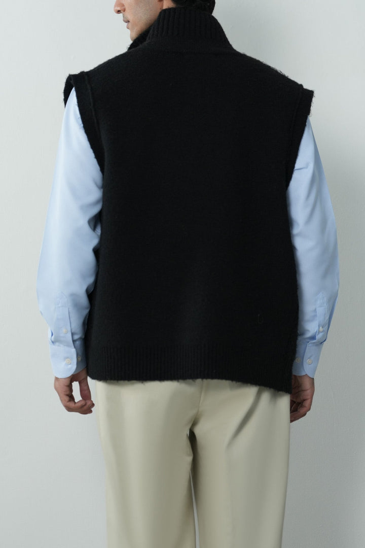 EVERYDAY ESSENTIAL
SLEEVELESS CARDIGAN
