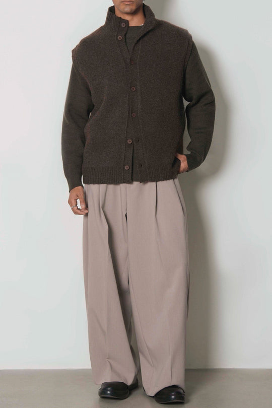EVERYDAY ESSENTIAL
SLEEVELESS CARDIGAN