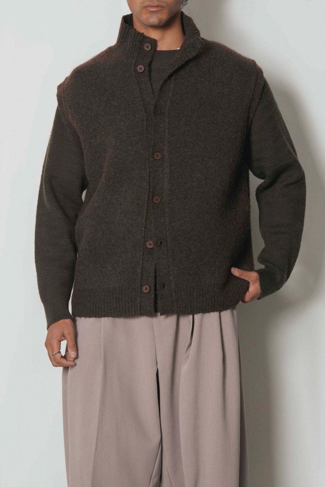 EVERYDAY ESSENTIAL
SLEEVELESS CARDIGAN