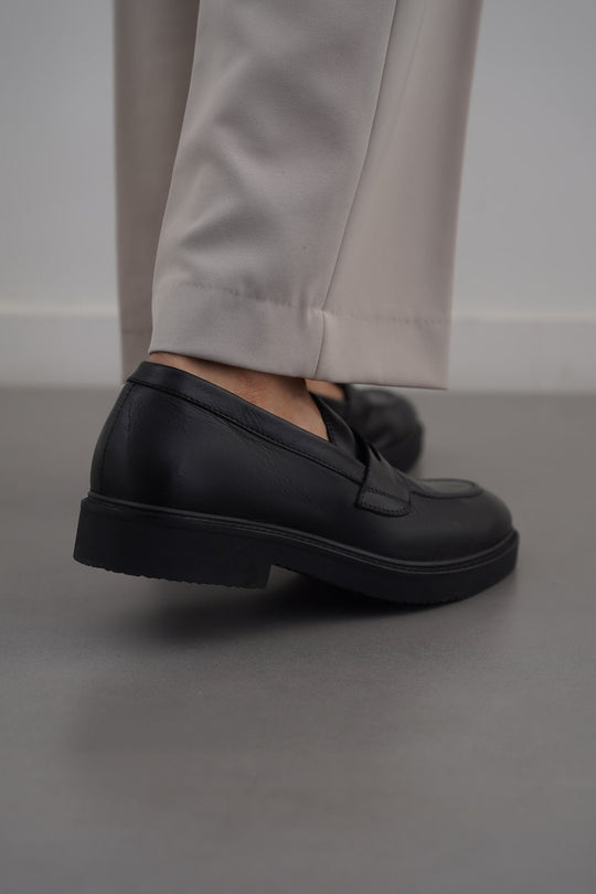 BLACK CLASSIC LEATHER LOAFERS