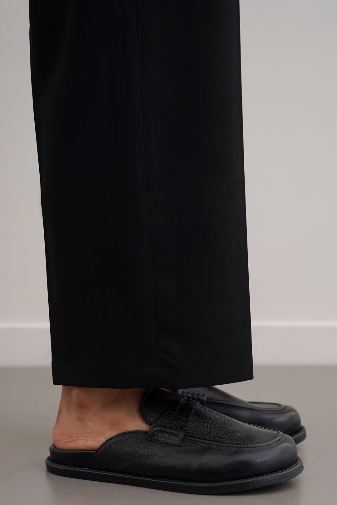 BLACK GRAIN LEATHER MULES