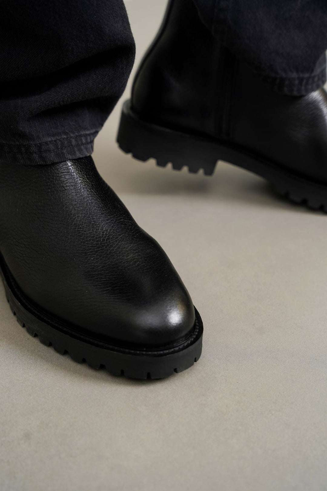 BLACK TEXTURED LEATHER CHELSEAS