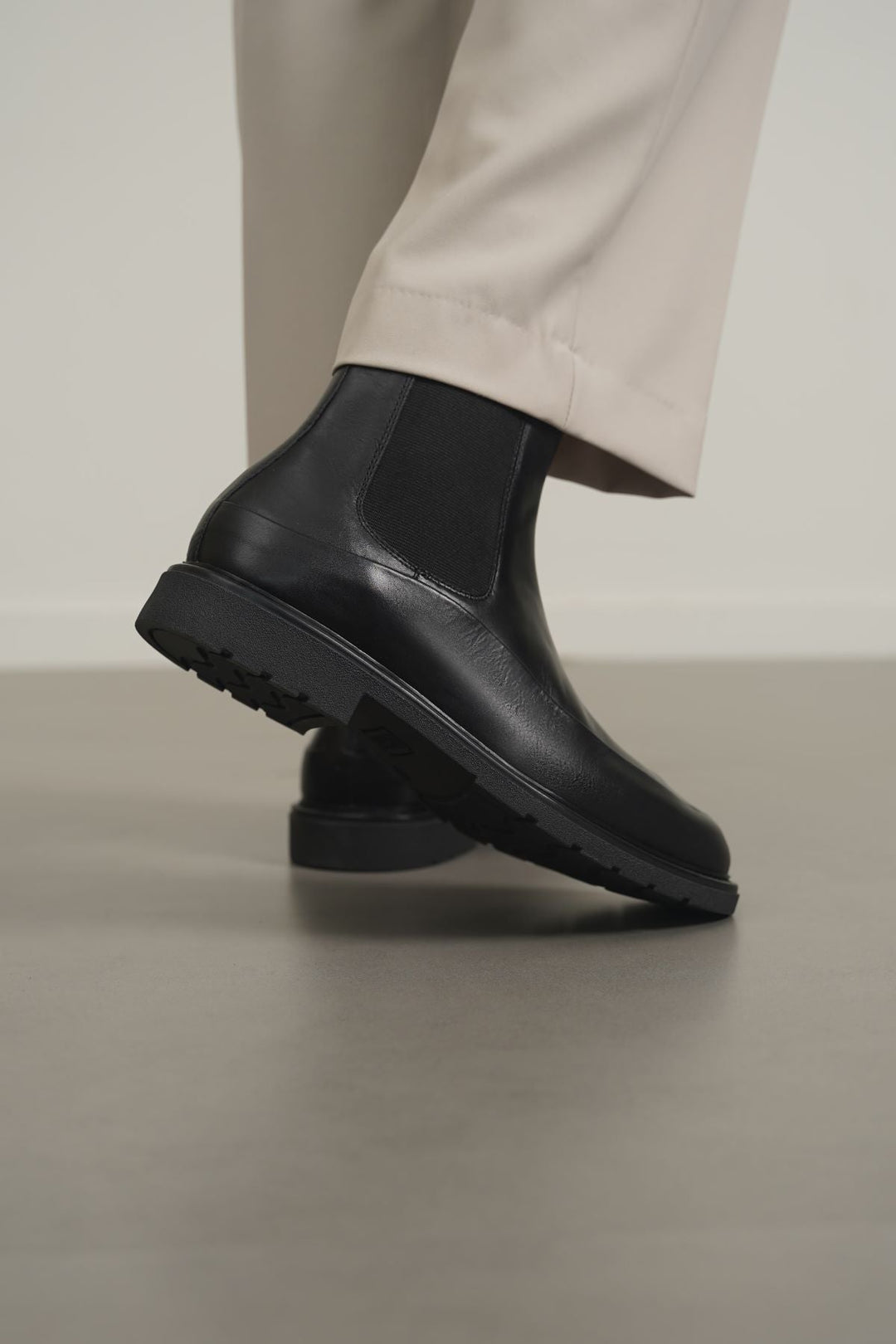 BLACK CLASSIC BLACK LEATHER CHELSEA BOOTS