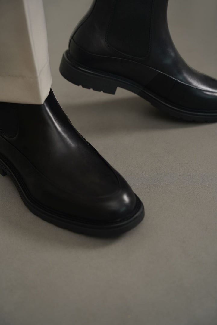 BLACK CLASSIC BLACK LEATHER CHELSEA BOOTS