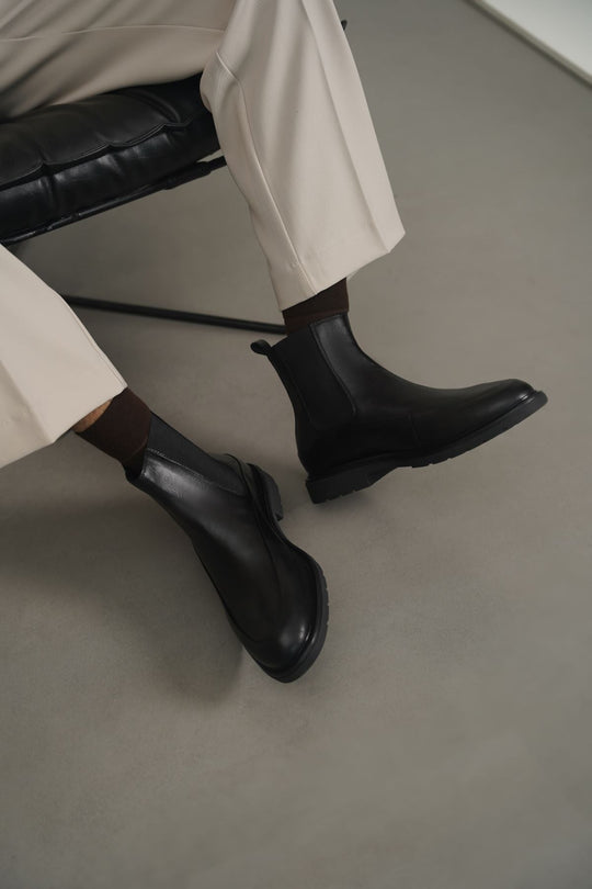 BLACK CLASSIC BLACK LEATHER CHELSEA BOOTS