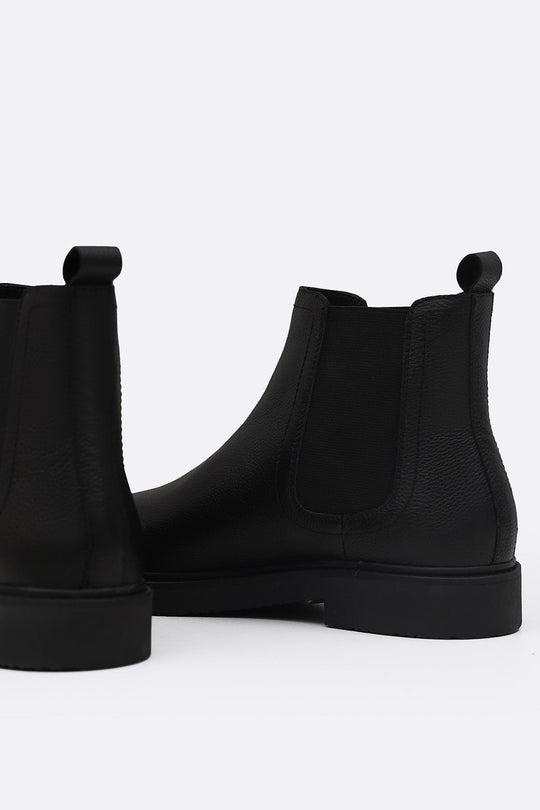 BLACK ESSENTIAL LEATHER CHELSEA BOOTS