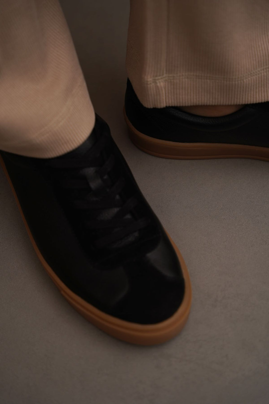 BLACK LOW-TOP LEATHER SNEAKERS