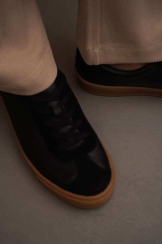 BLACK LOW-TOP LEATHER SNEAKERS