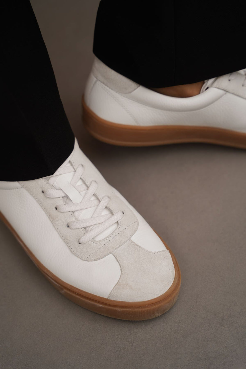 WHITE LOW-TOP LEATHER SNEAKERS