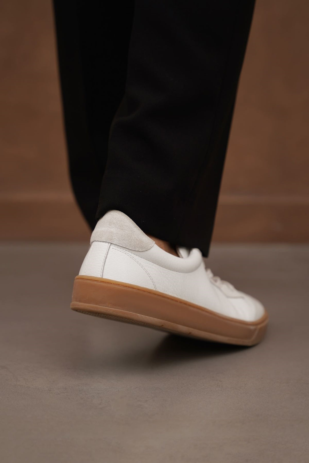 WHITE LOW-TOP LEATHER SNEAKERS