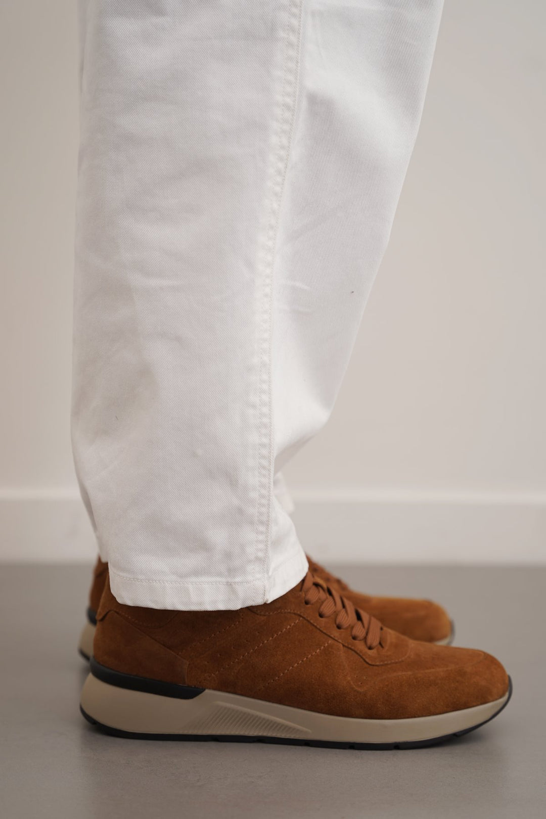 BROWN LACE-UP LEATHER SNEAKERS