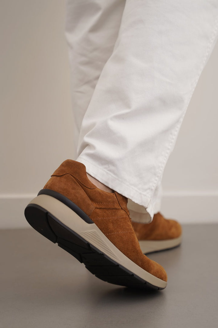 BROWN LACE-UP LEATHER SNEAKERS