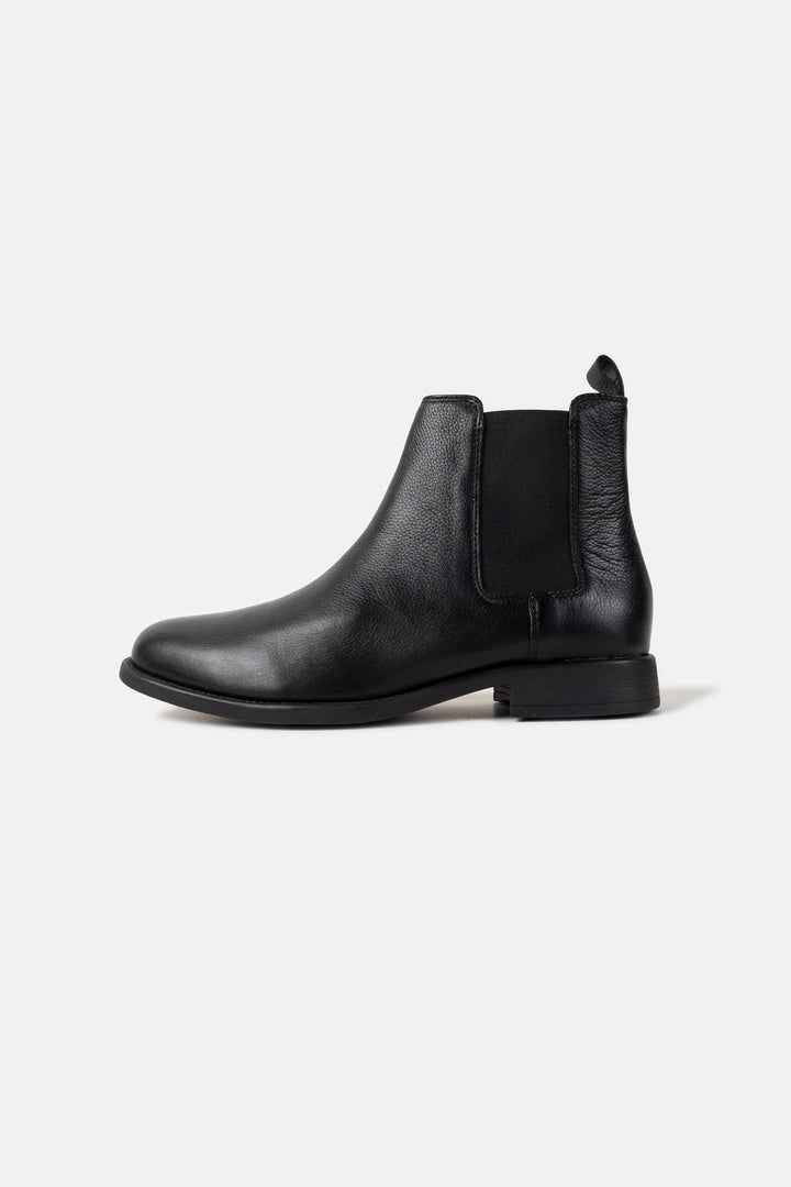 SLEEK LEATHER CHELSEAS