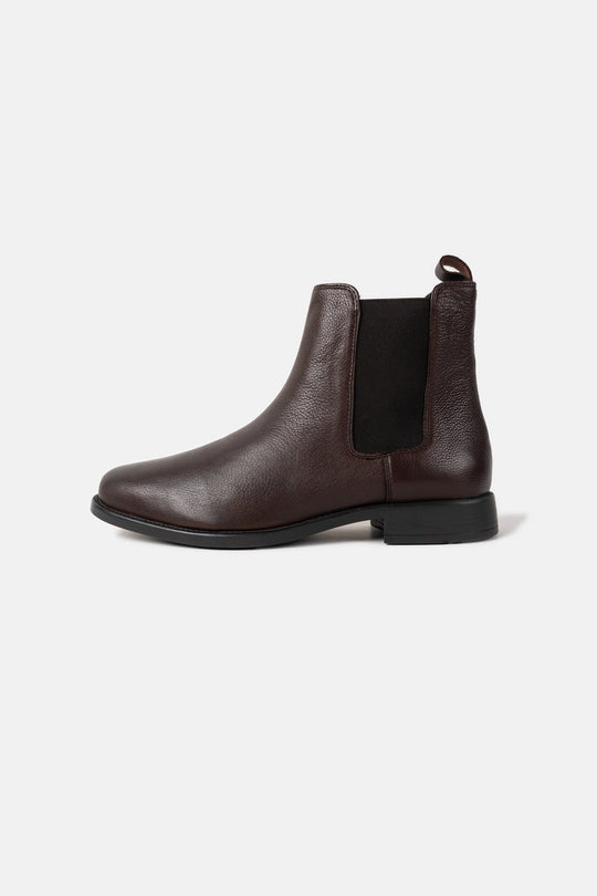 SLEEK LEATHER CHELSEAS