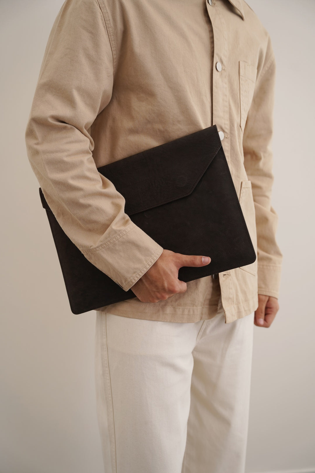 CHARCOAL LAPTOP SLEEVE IN GENUINE LEATHER