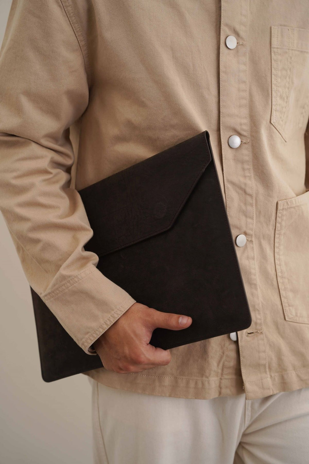 CHARCOAL LAPTOP SLEEVE IN GENUINE LEATHER