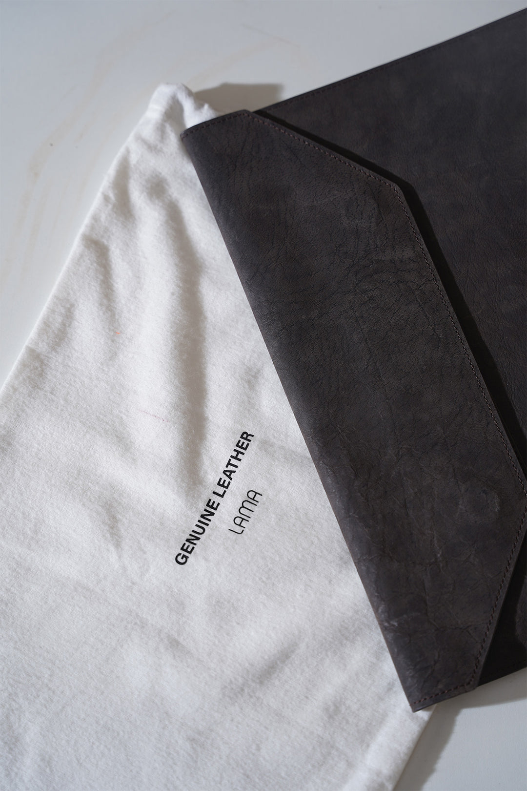 CHARCOAL LAPTOP SLEEVE IN GENUINE LEATHER