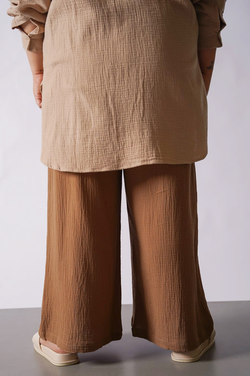 LIGHT CAMEL CURVE MUSLIN PANTS