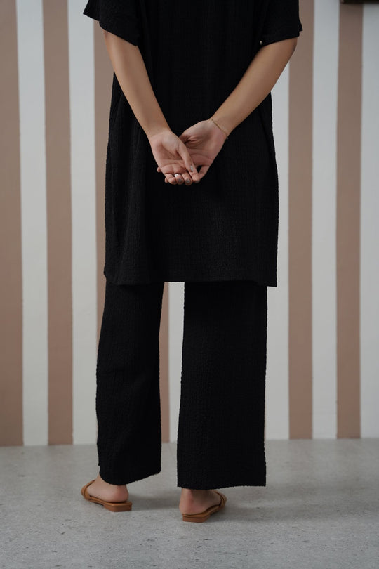 BLACK TEXTURED STRETCHY PANTS