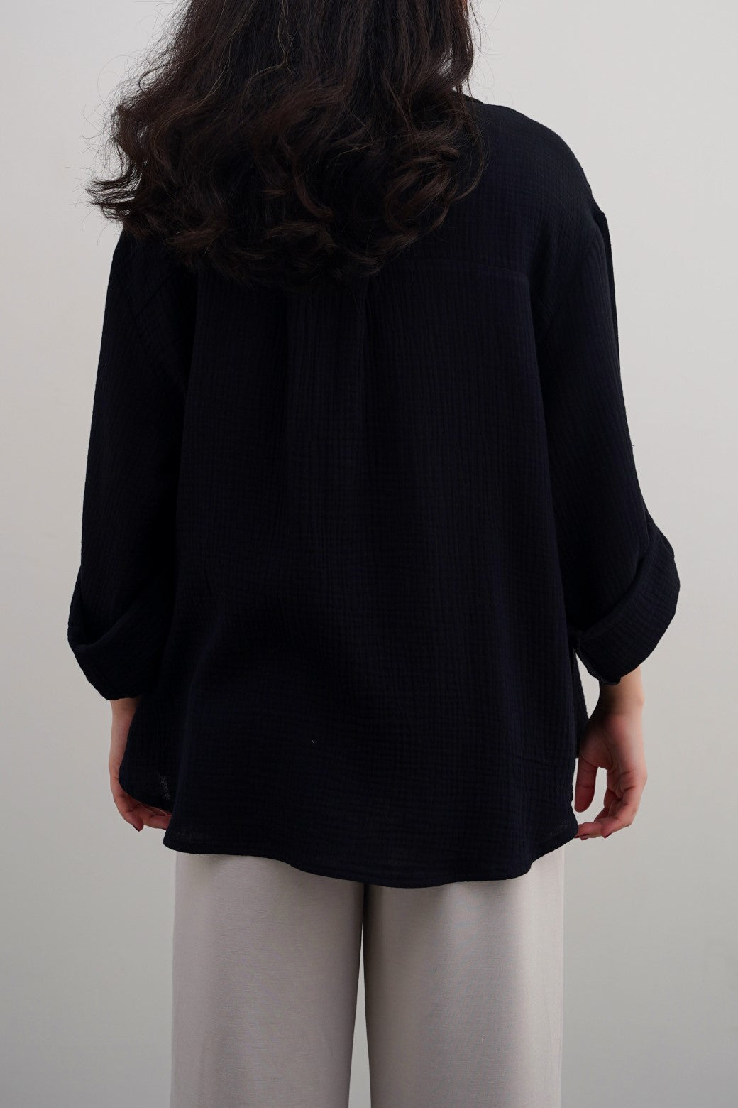 BLACK BASIC MUSLIN BUTTON DOWN