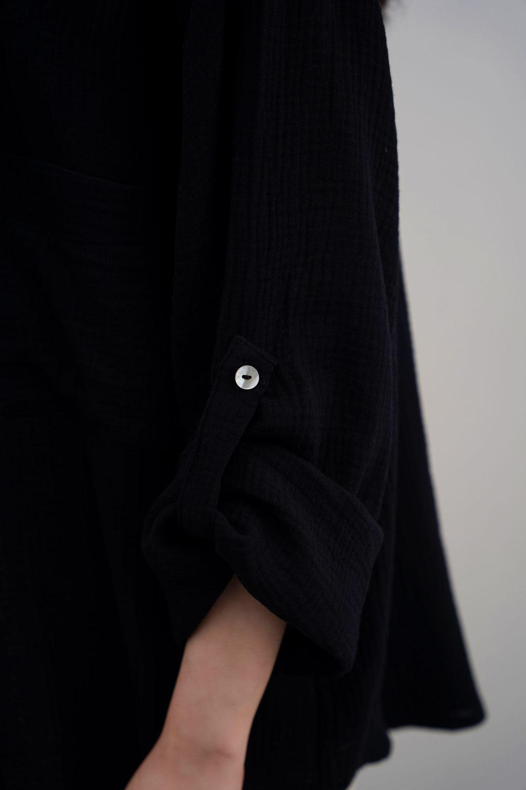 BLACK BASIC MUSLIN BUTTON DOWN