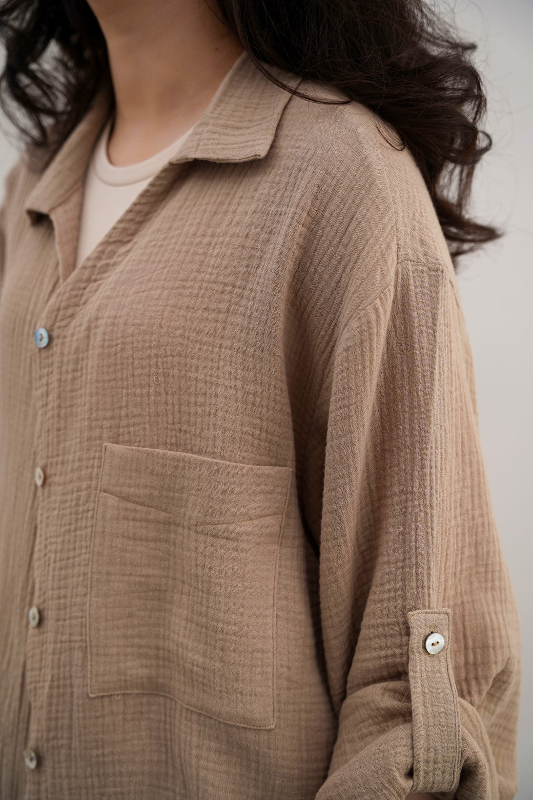 TAUPE BASIC MUSLIN BUTTON DOWN