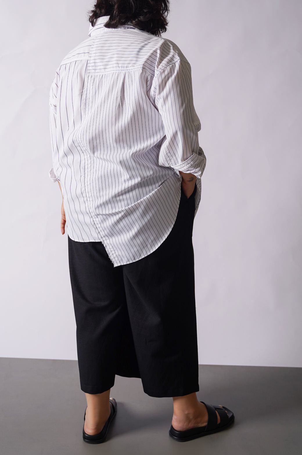 WHITE CURVE ASYMMETRIC SHIRT