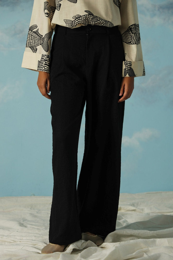 BLACK ESSENTIAL PLEATED PANTS