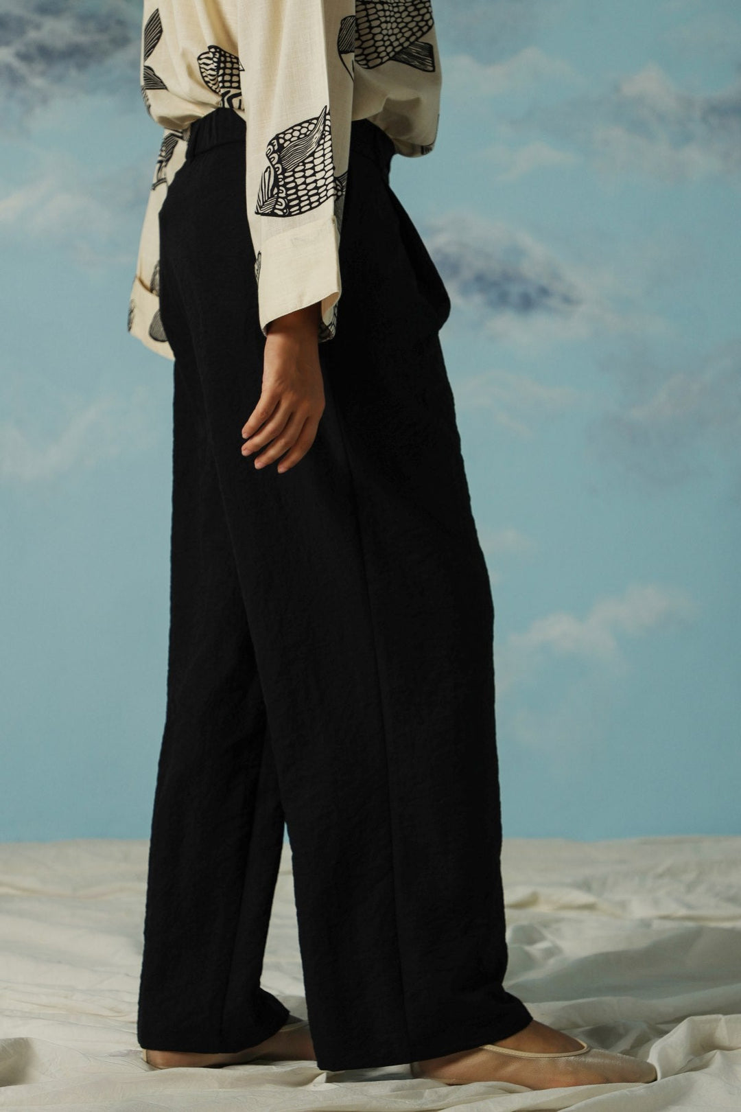 BLACK ESSENTIAL PLEATED PANTS