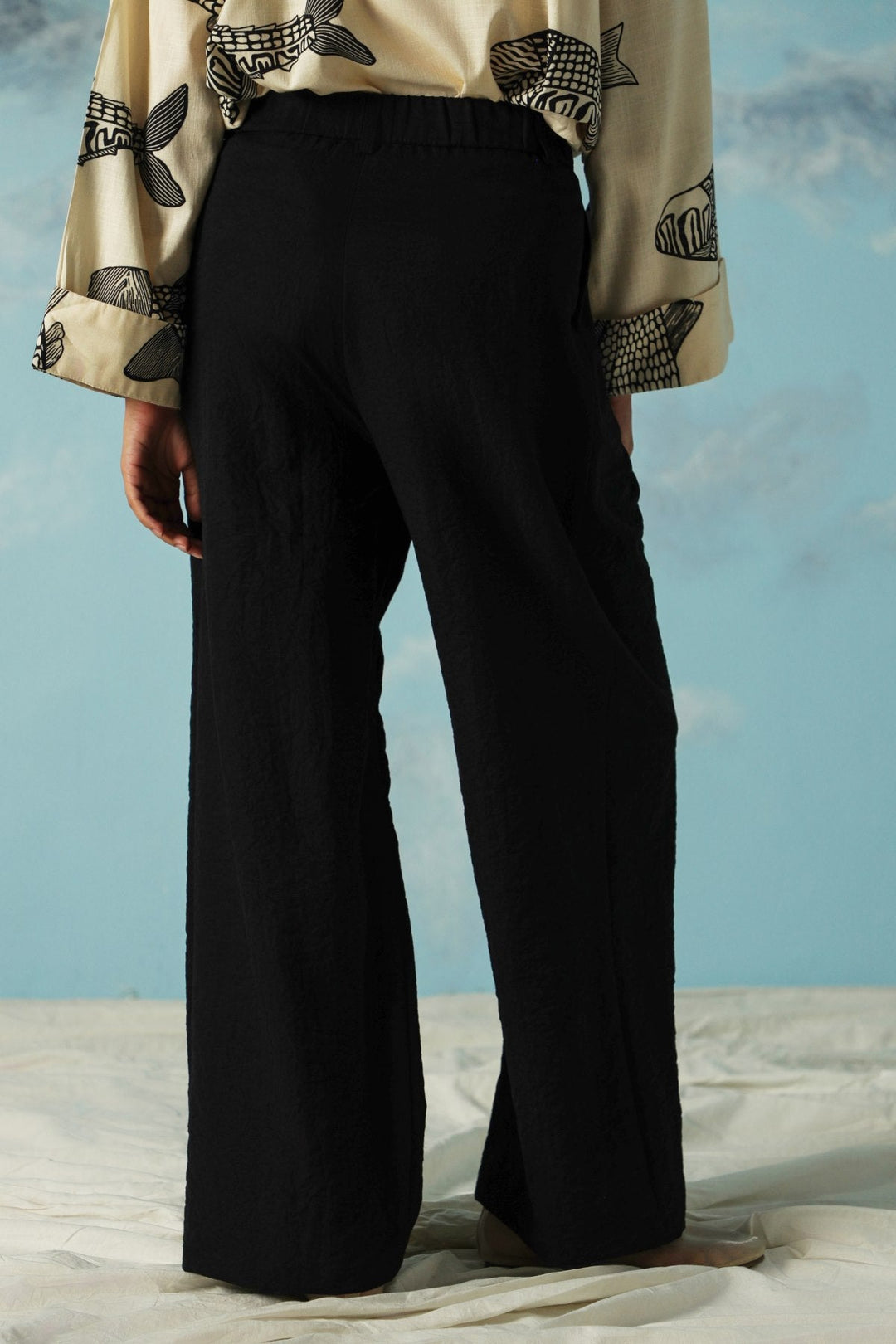 BLACK ESSENTIAL PLEATED PANTS