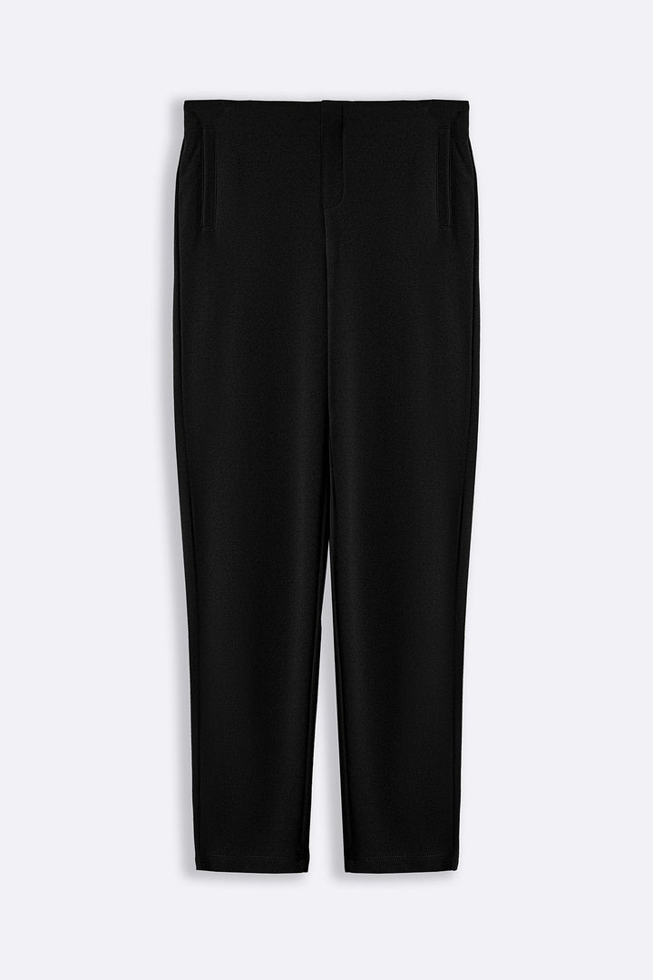 BLACK STRETCHY TAPERED PANTS