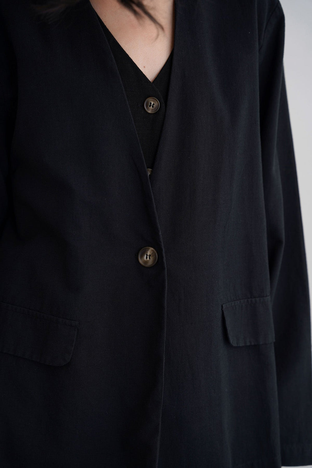 BLACK COLLARLESS LINEN BLAZER