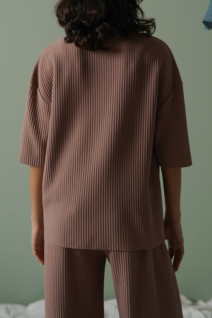 BROWN LINEA STRETCHY TEE