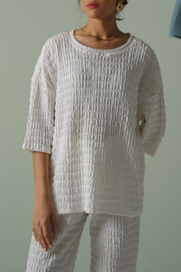 WHITE BUBBLE CRINKLE TEE
